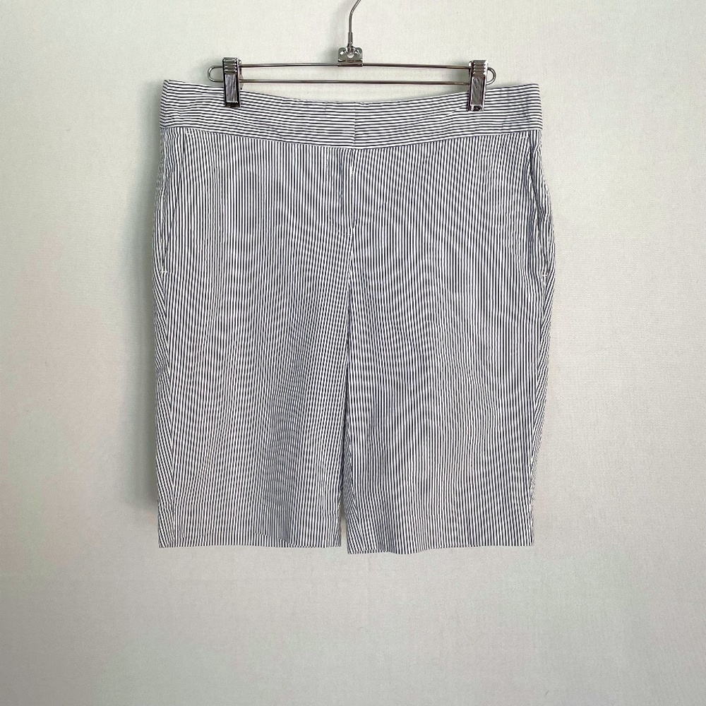 ANN TAYLOR Women’s Size 4 Devon Boardwalk Bermuda Shorts Pinstripe Searsucker